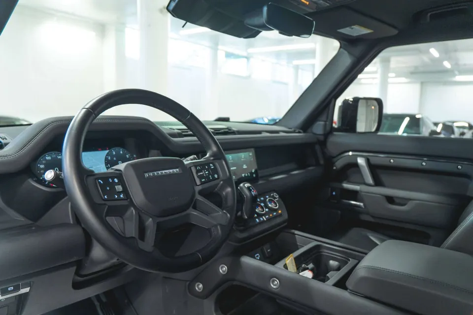 Land Rover Defender 2024 photo 2