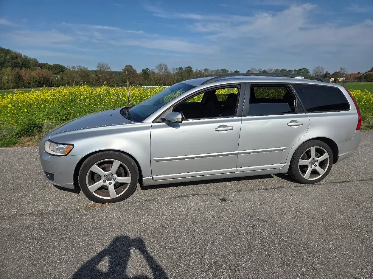 Volvo V50 2011 photo 2