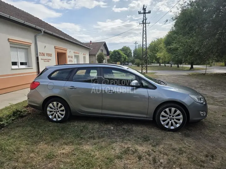 Opel Astra J 2011 photo 5