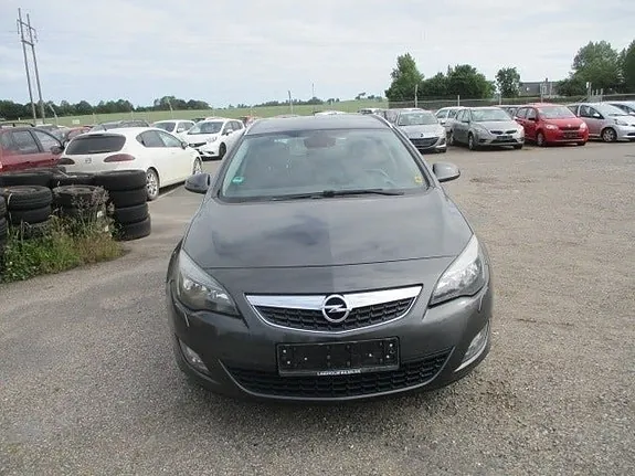 Opel Astra 2011 photo 2