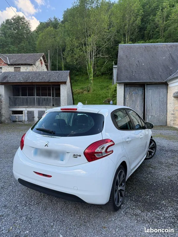 Peugeot 208 2013 photo 2