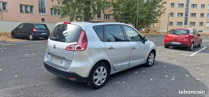 Renault Megane 2011 photo 2