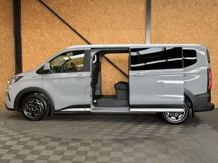 Ford Tourneo Custom 2025 photo 2