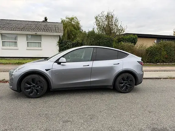 Tesla Model Y 2025 photo 2