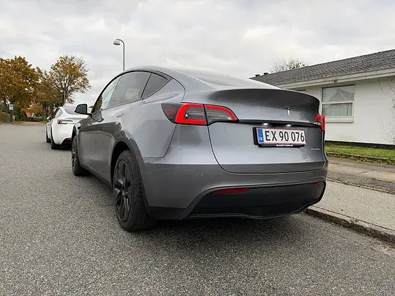 Tesla Model Y 2025 photo 3