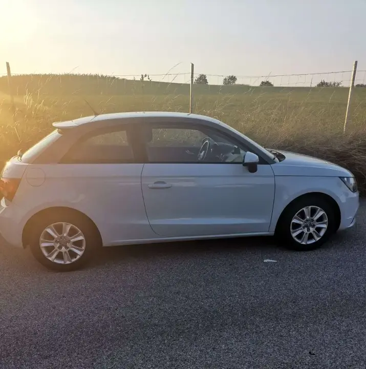 Audi A1 2011 photo 2