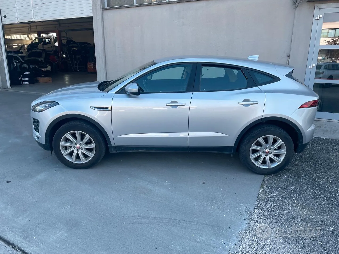 Jaguar E-Pace 2018 photo 3