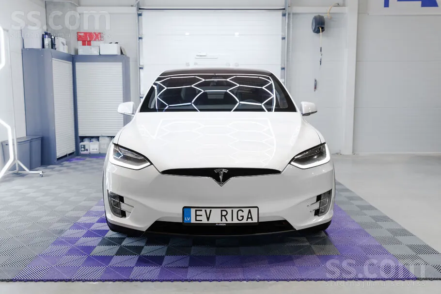 Tesla Model X 2017 photo 2