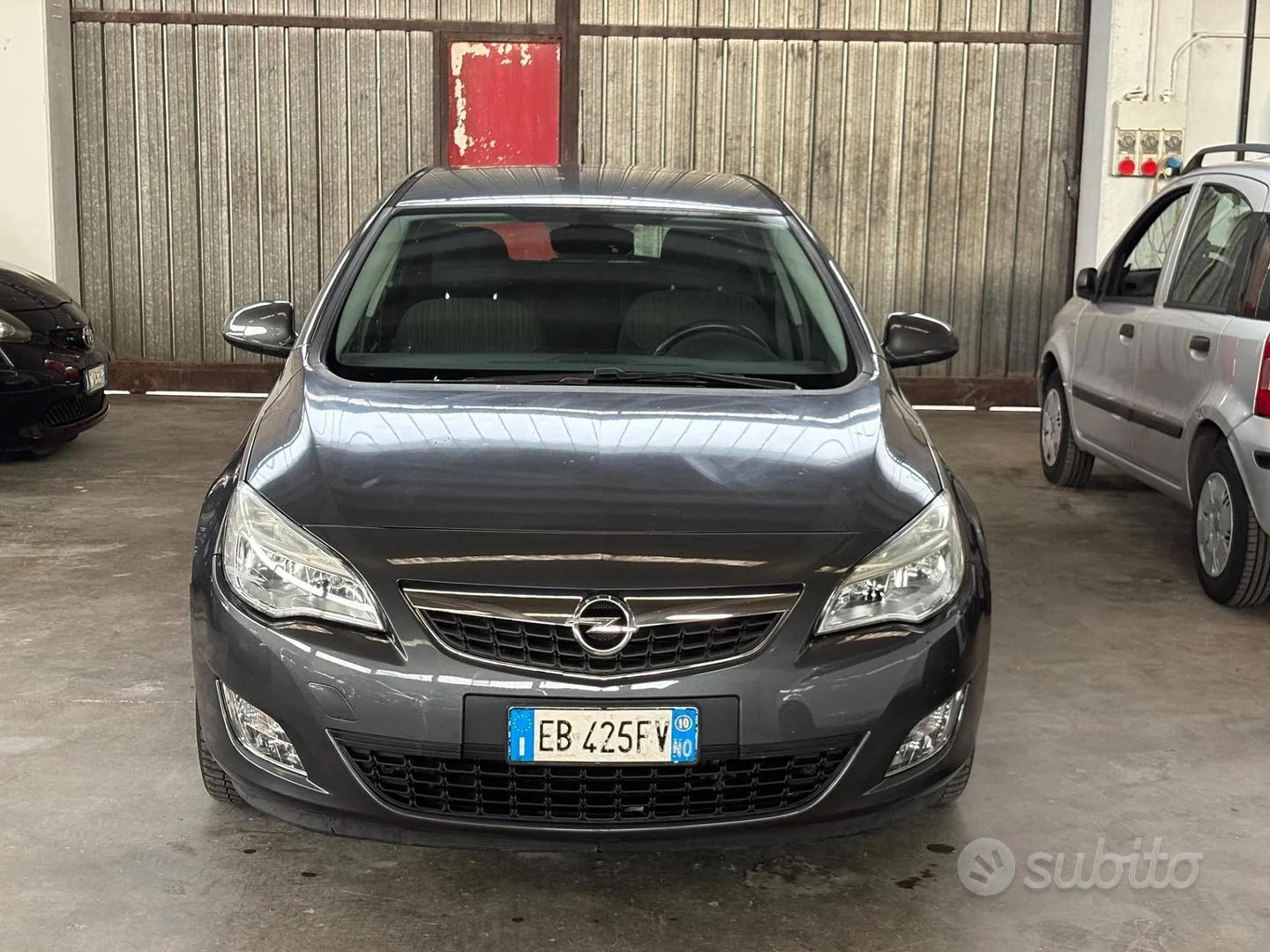 Opel Astra 2011 photo 2