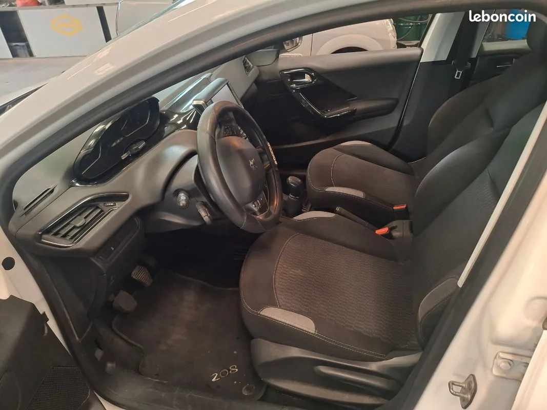 Peugeot 208 2016 photo 2