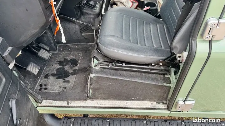Land Rover Defender 2010 photo 3