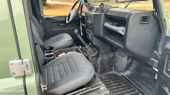 Land Rover Defender 2010 photo 4