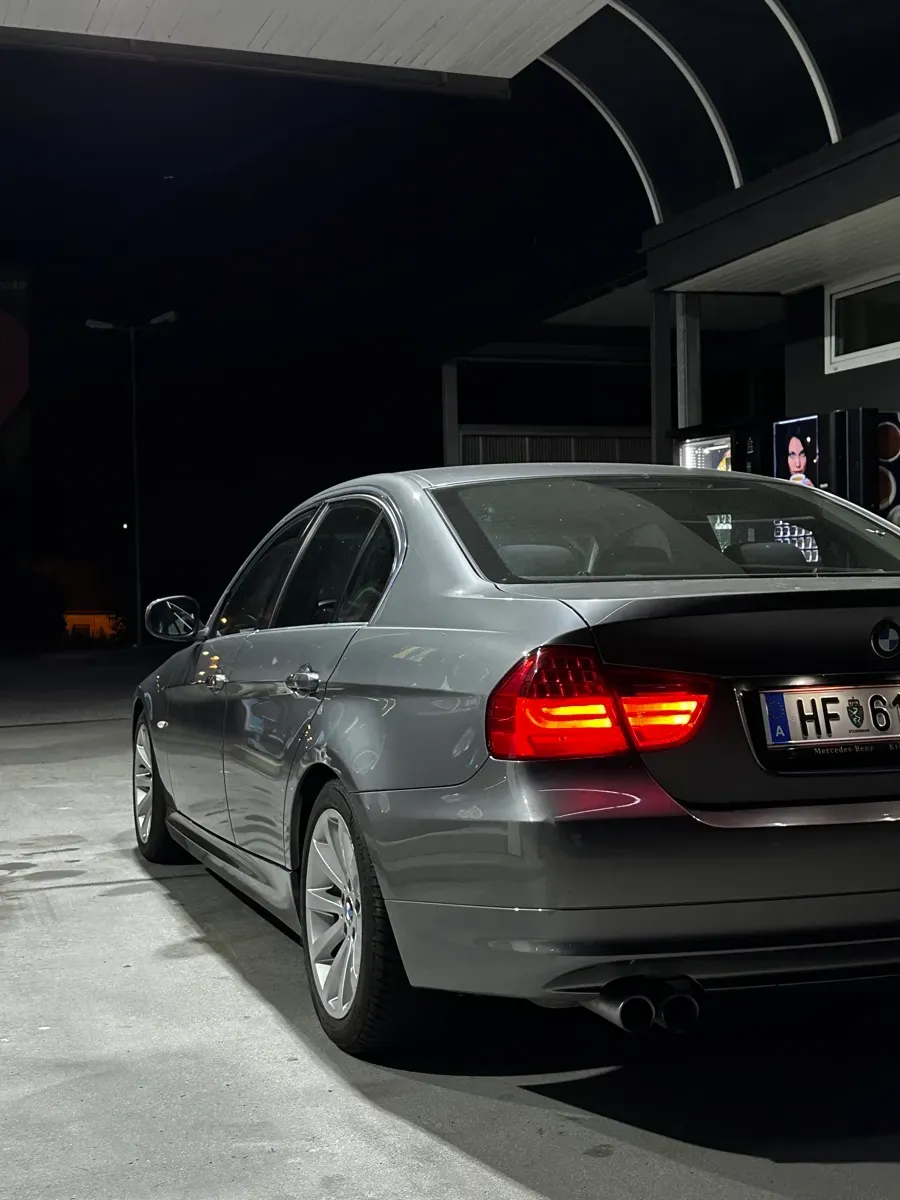 BMW 3 Series 2010 photo 3