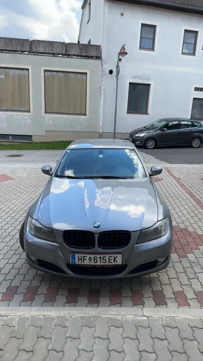 BMW 3 Series 2010 photo 2