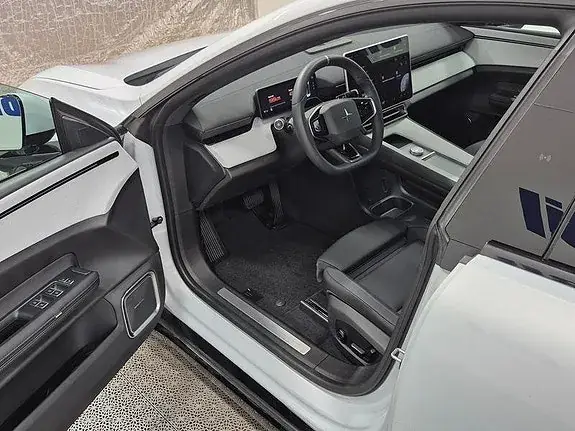 Polestar 4 2025 photo 2