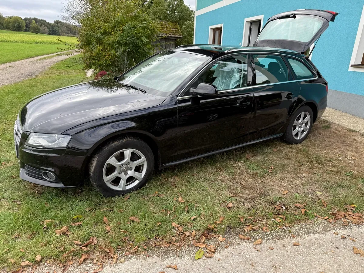 Audi A4 2011 photo 2