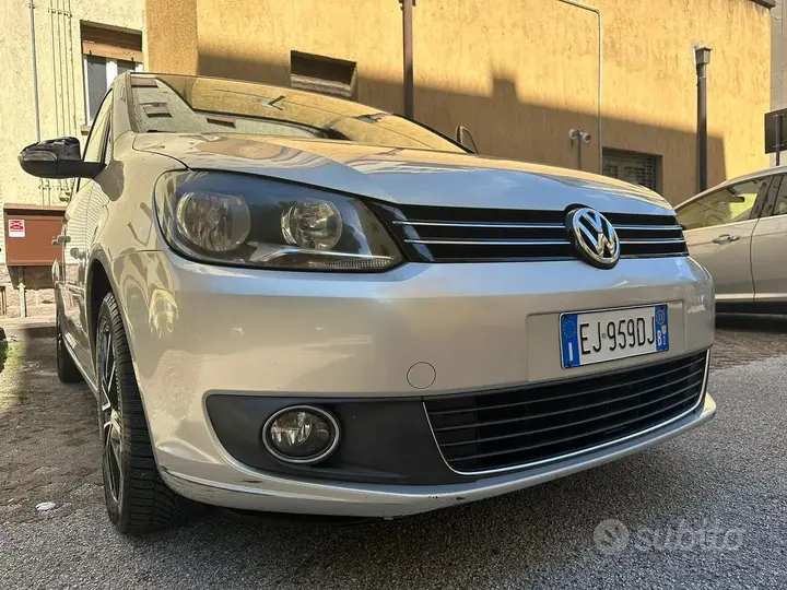 Volkswagen Touran 2011 photo 2