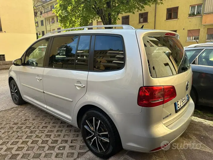 Volkswagen Touran 2011 photo 3