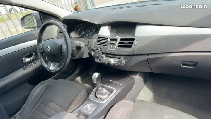 Renault Laguna 2009 photo 2