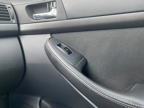 Toyota Avensis 2003 photo 2