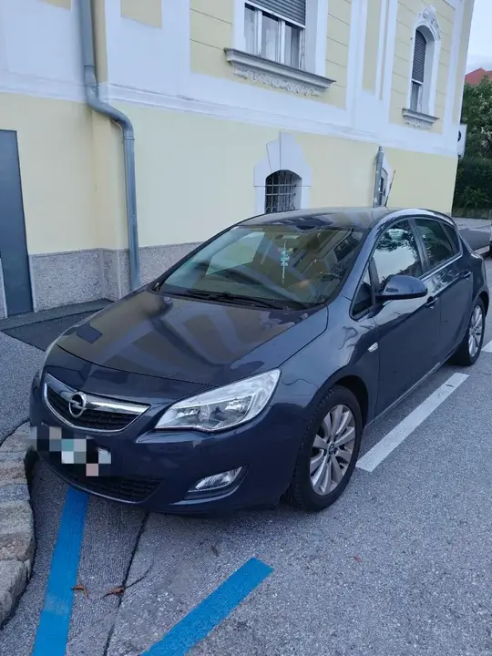 Opel Astra J 2010 photo 2
