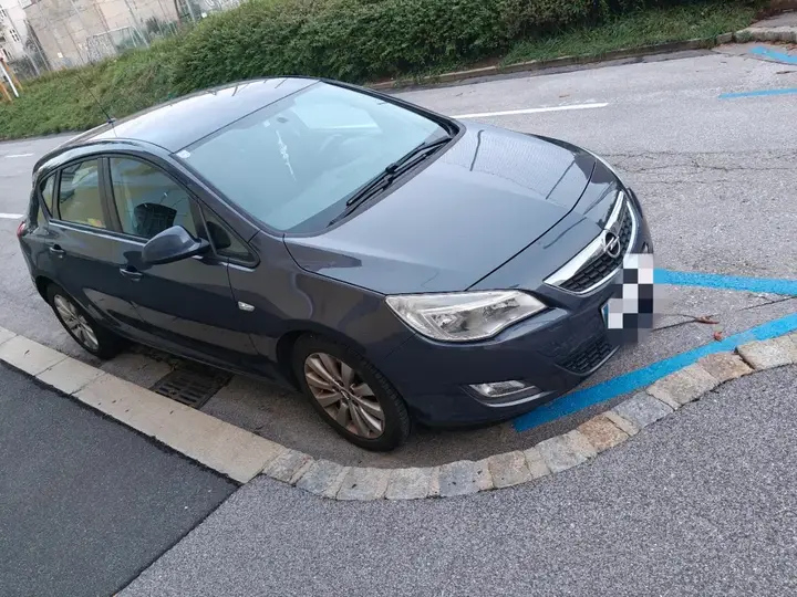 Opel Astra J 2010 photo 3