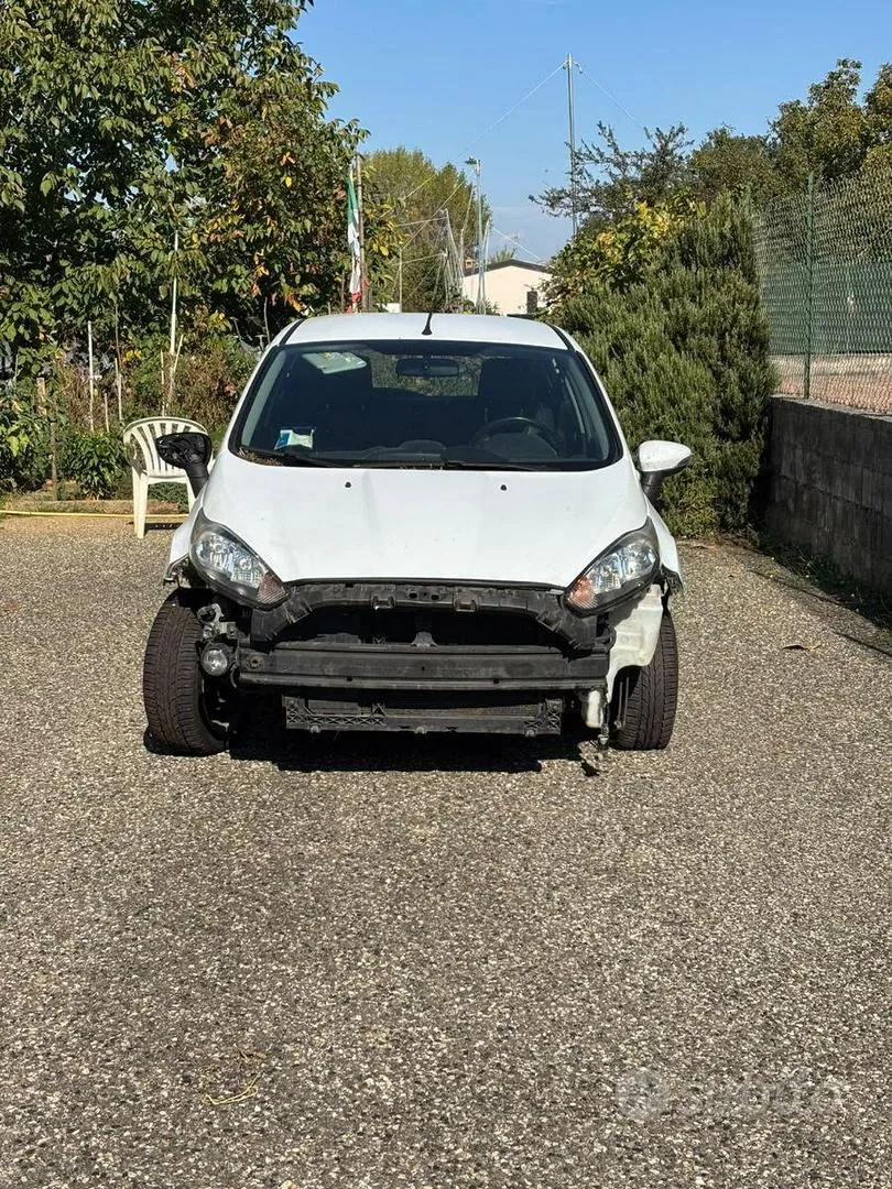 Ford Fiesta 2013 photo 2