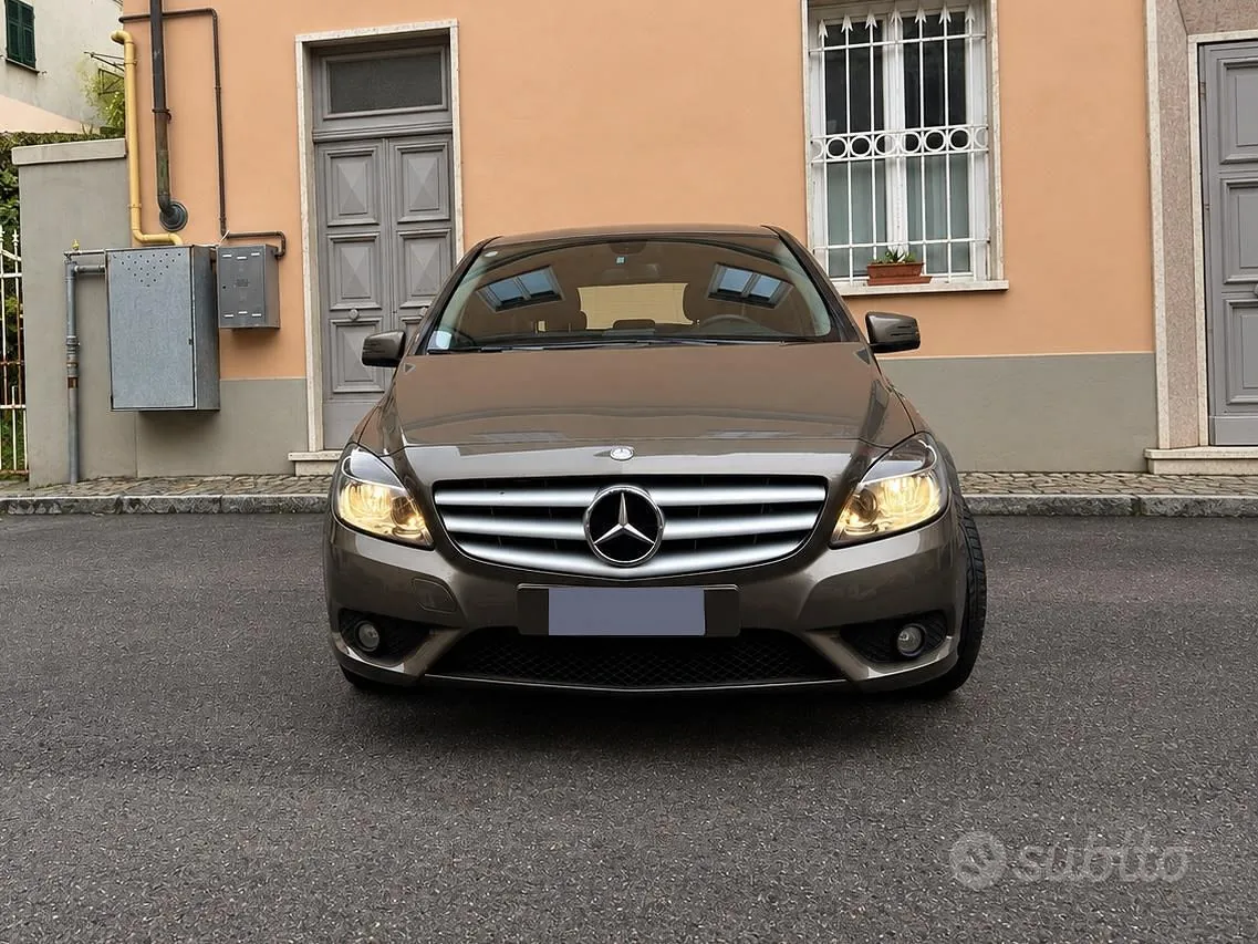Mercedes-Benz B180 2012 photo 2
