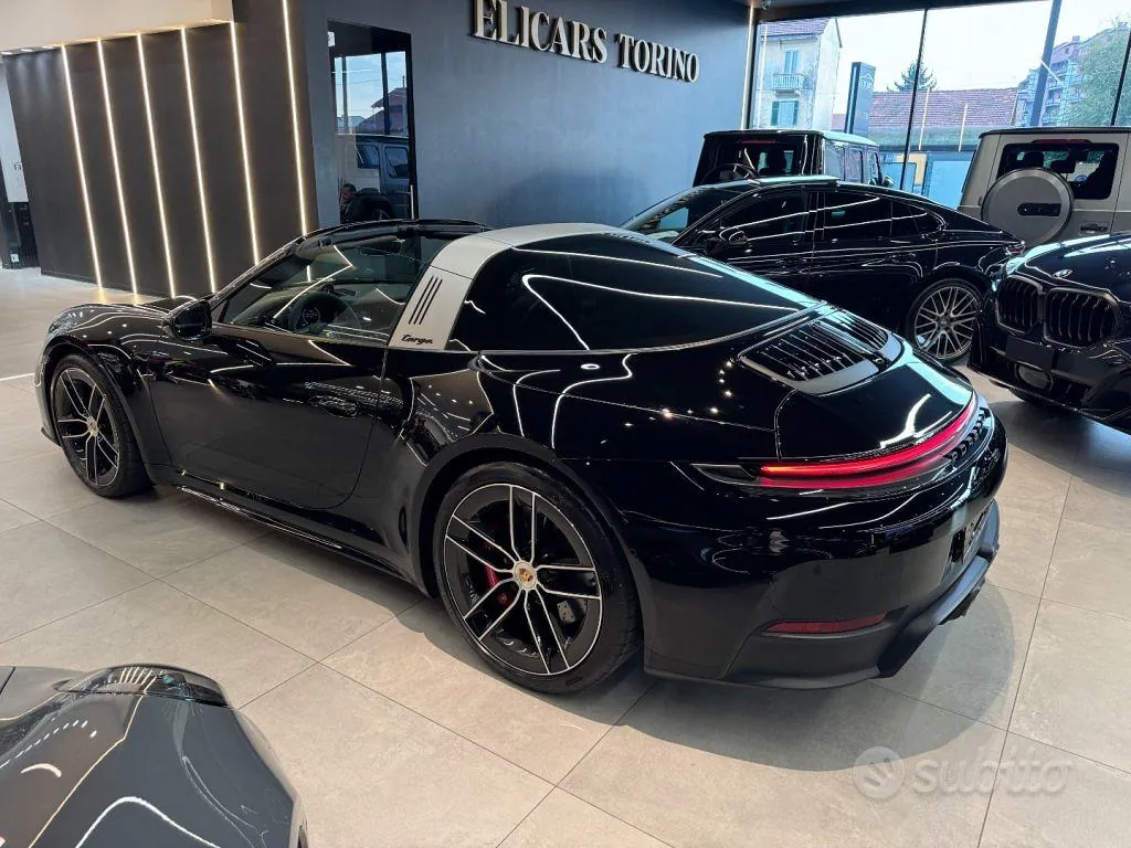 Porsche 911 2025 photo 2