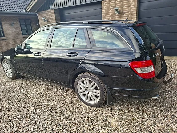 Mercedes-Benz C200 2010 photo 2