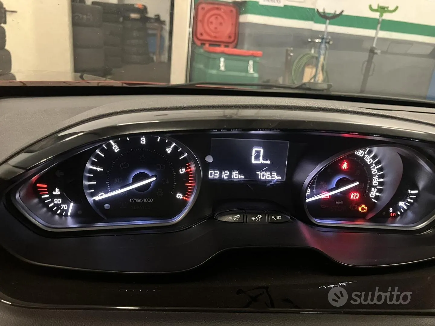 Peugeot 208 2015 photo 3