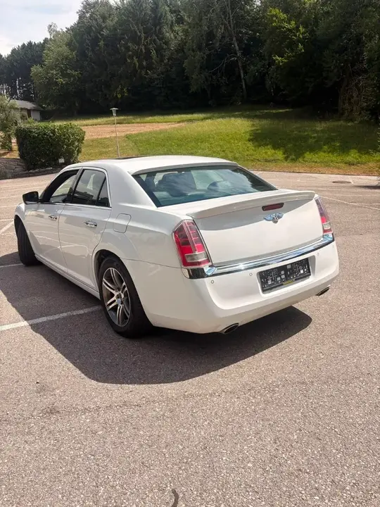 Lancia Thema 2011 photo 2