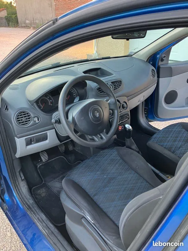 Renault Clio 2006 photo 2