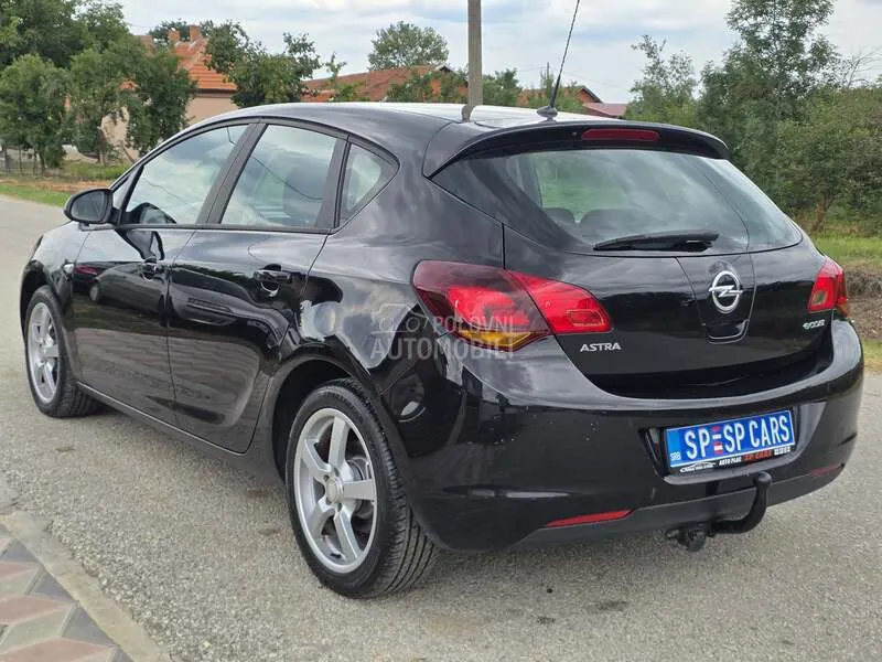 Opel Astra J 2010 photo 4