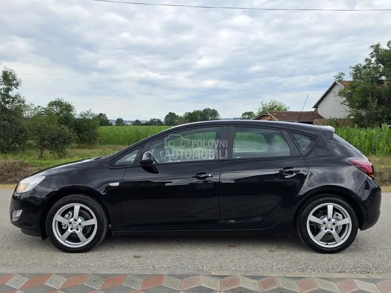 Opel Astra J 2010 photo 5