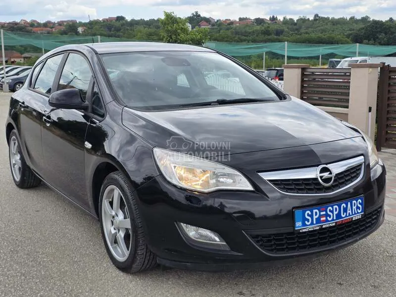 Opel Astra J 2010 photo 3