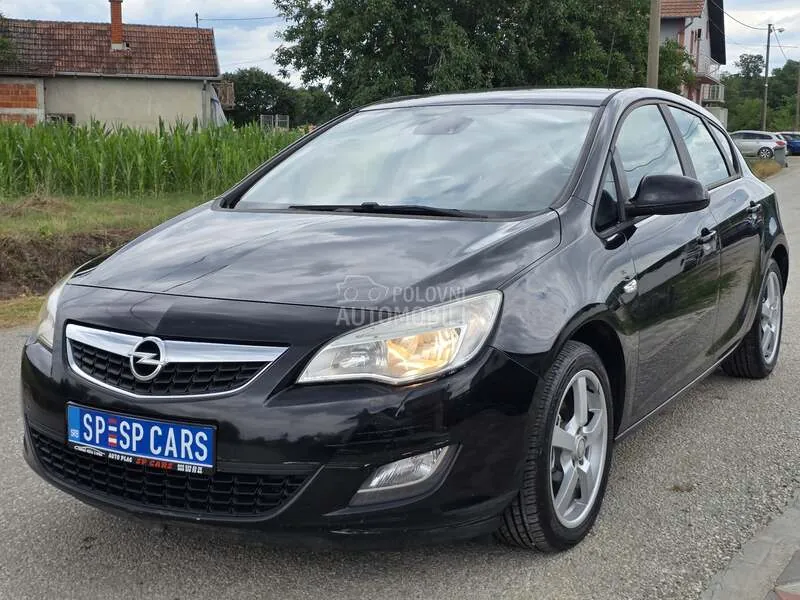 Opel Astra J 2010 photo 2