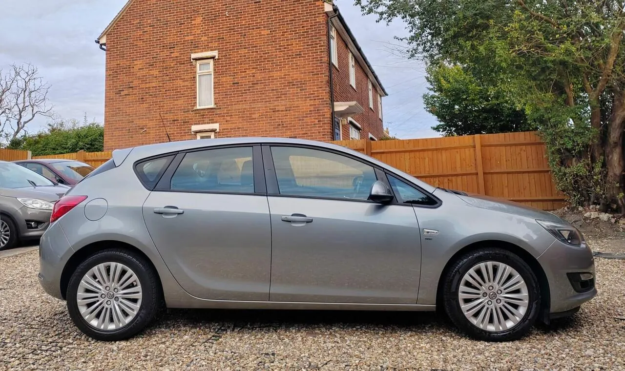 Vauxhall Astra 2013 photo 4