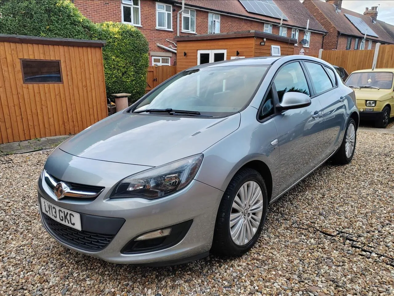 Vauxhall Astra 2013 photo 2