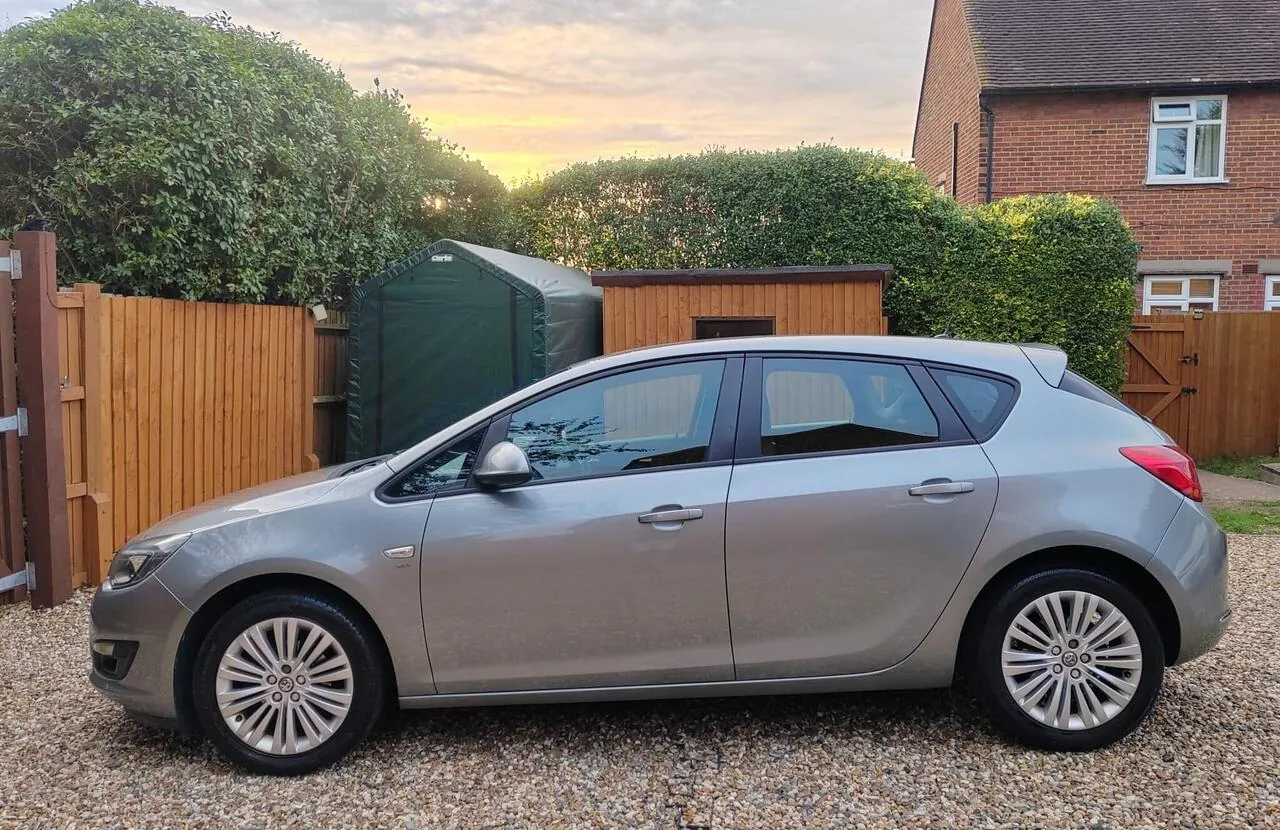 Vauxhall Astra 2013 photo 5