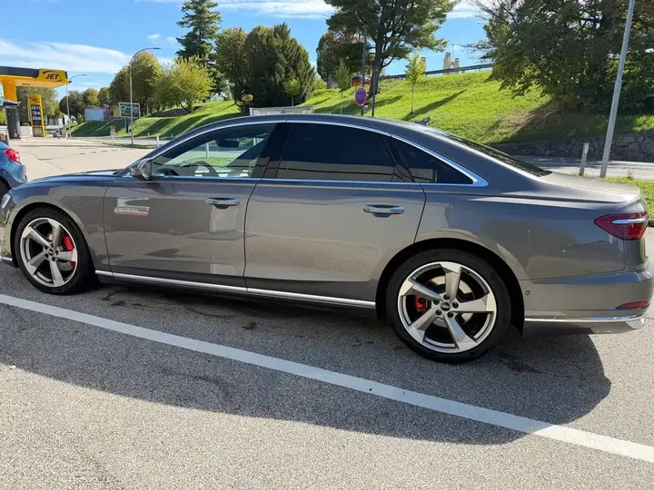 Audi A8 2017 photo 2