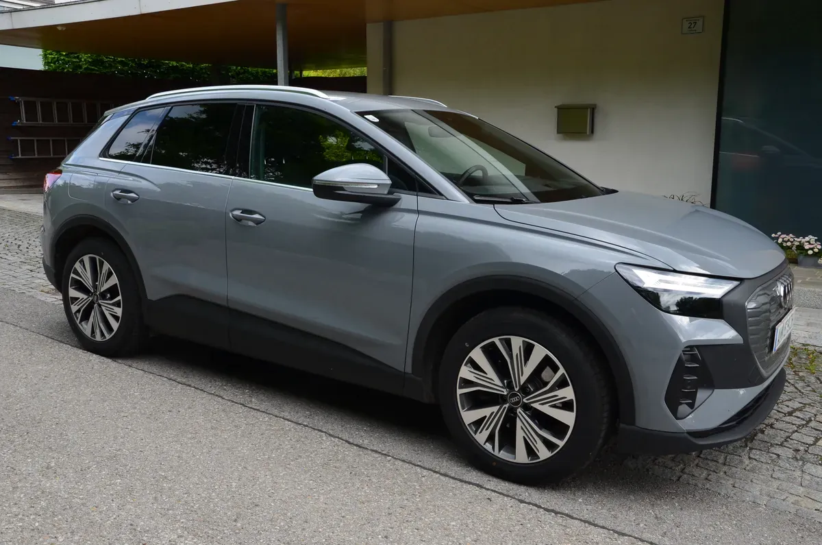 Audi Q4 2023 photo 2