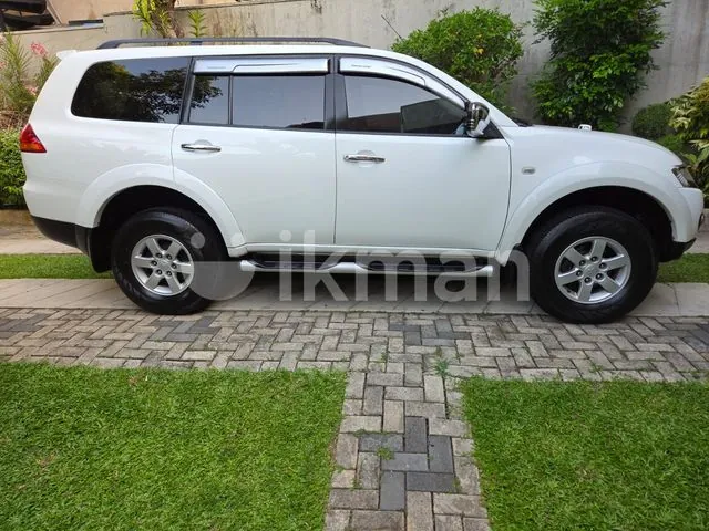Mitsubishi Montero 2012 photo 3