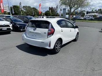 Toyota Aqua 2017 photo 3