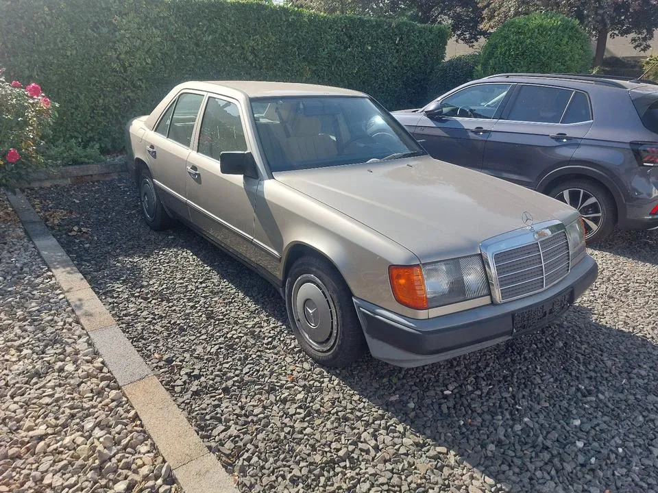 Mercedes-Benz E 230