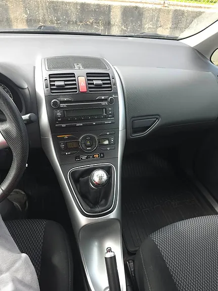 Toyota Auris 2010 photo 2