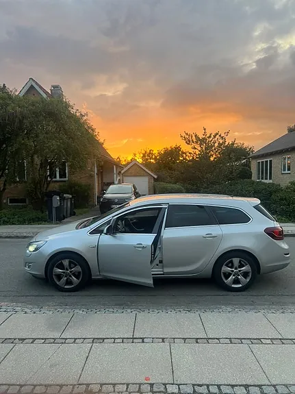 Opel Astra 2011 photo 2