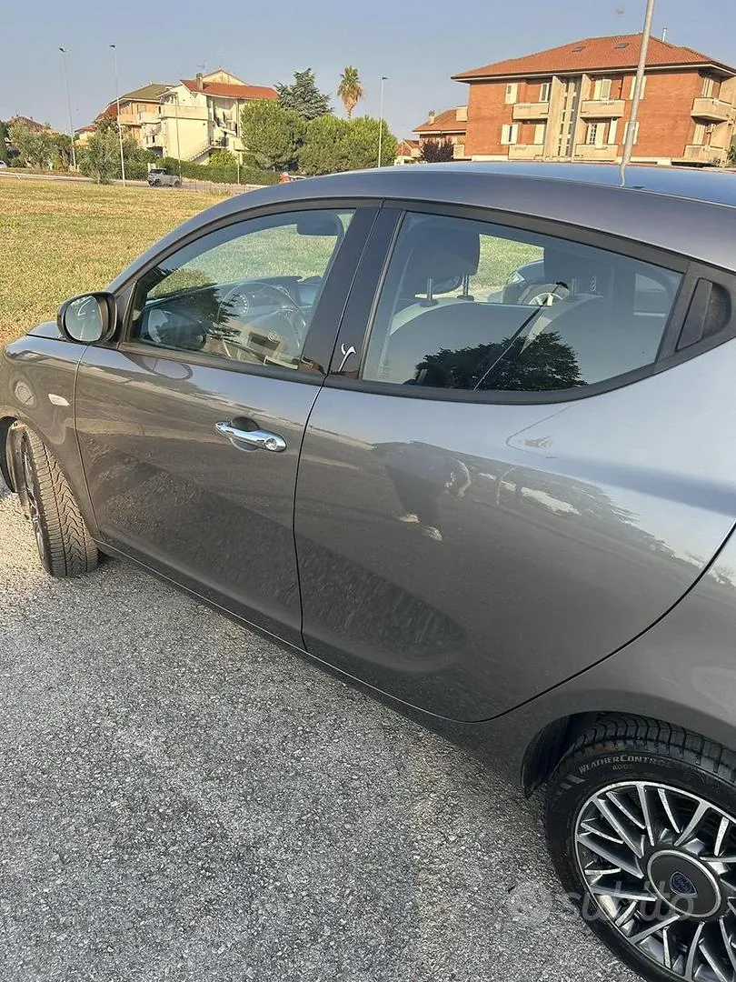 Lancia Ypsilon 2016 photo 2