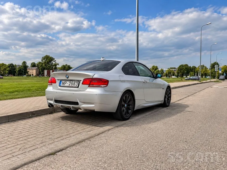 BMW 320I 2009 photo 4