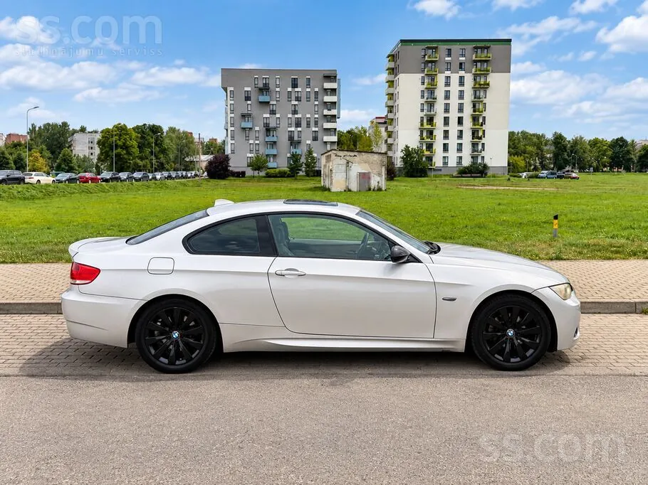 BMW 320I 2009 photo 3